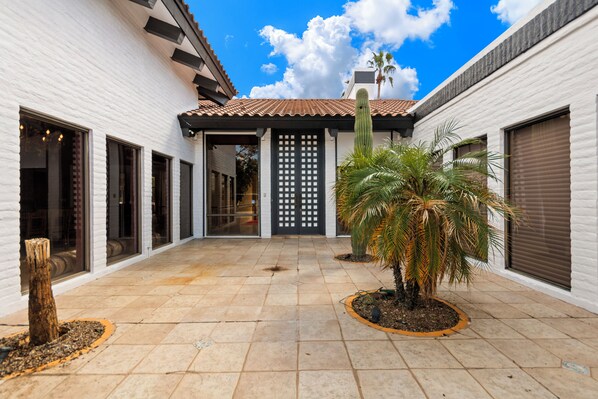 Exterior - 4-bedroom estate with 25 foot ceilings, formal salon and resort-style pool (Paradise Valley)