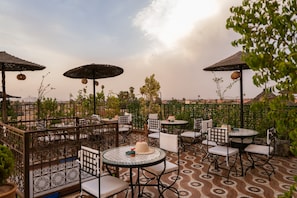 Outdoor dining - Charming 3-bedroom riad in Marrakech with cool AC breeze (Marrakech)