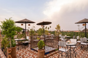 Outdoor dining - Charming 3-bedroom riad in Marrakech with cool AC breeze (Marrakech)