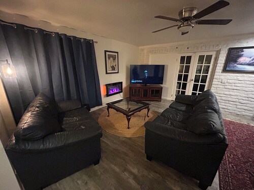 Spacious 2-bedroom back-house of duplex with sunroom in charming Talent