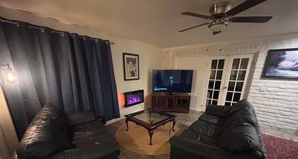 Spacious 2-bedroom back-house of duplex with sunroom in charming Talent