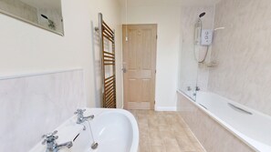 A bathroom with a bathtub, a shower, and a toilet. - Newly Refurbished 2-Bed Retreat in Aylsham – Perfect for Exploring North Norfolk (Aylsham)