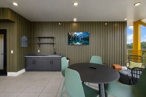 Eine moderne Küche mit integriertem Spülbecken und einem Essbereich mit rundem Tisch und Stühlen.