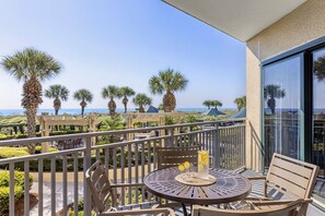 Outdoor dining - Cozy 2-bedroom condo at Marriott Barony Beach in fabulous Hilton Head (Hilton Head Island)