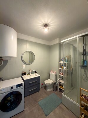 Bathroom - Vrbo Property (Strasbourg)