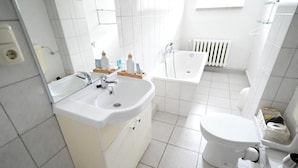 Hair dryer, towels, soap, shampoo - Hotel Hermannshöhle (Oberharz am Brocken Rübeland)