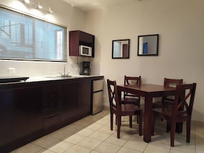 Condo, 1 habitación, patio | Comedor