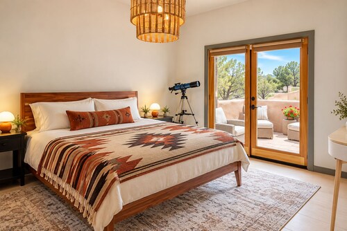 Quiet Luxury Retreat, Mtn Views, Walk to Four Seasons, 3 Patios, Hiking galore!
