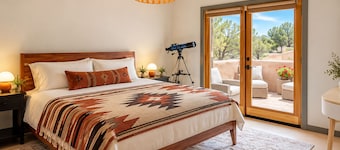 Quiet Luxury Retreat, Mtn Views, Walk to Four Seasons, 3 Patios, Hiking galore!