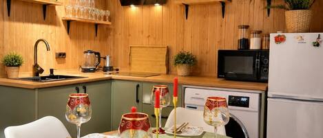 Deluxe Cottage, Balcony, Mountain View | Private kitchen | Dining table