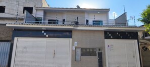 Um edifício com duas portas de garagem, cada uma delas com o número 9.