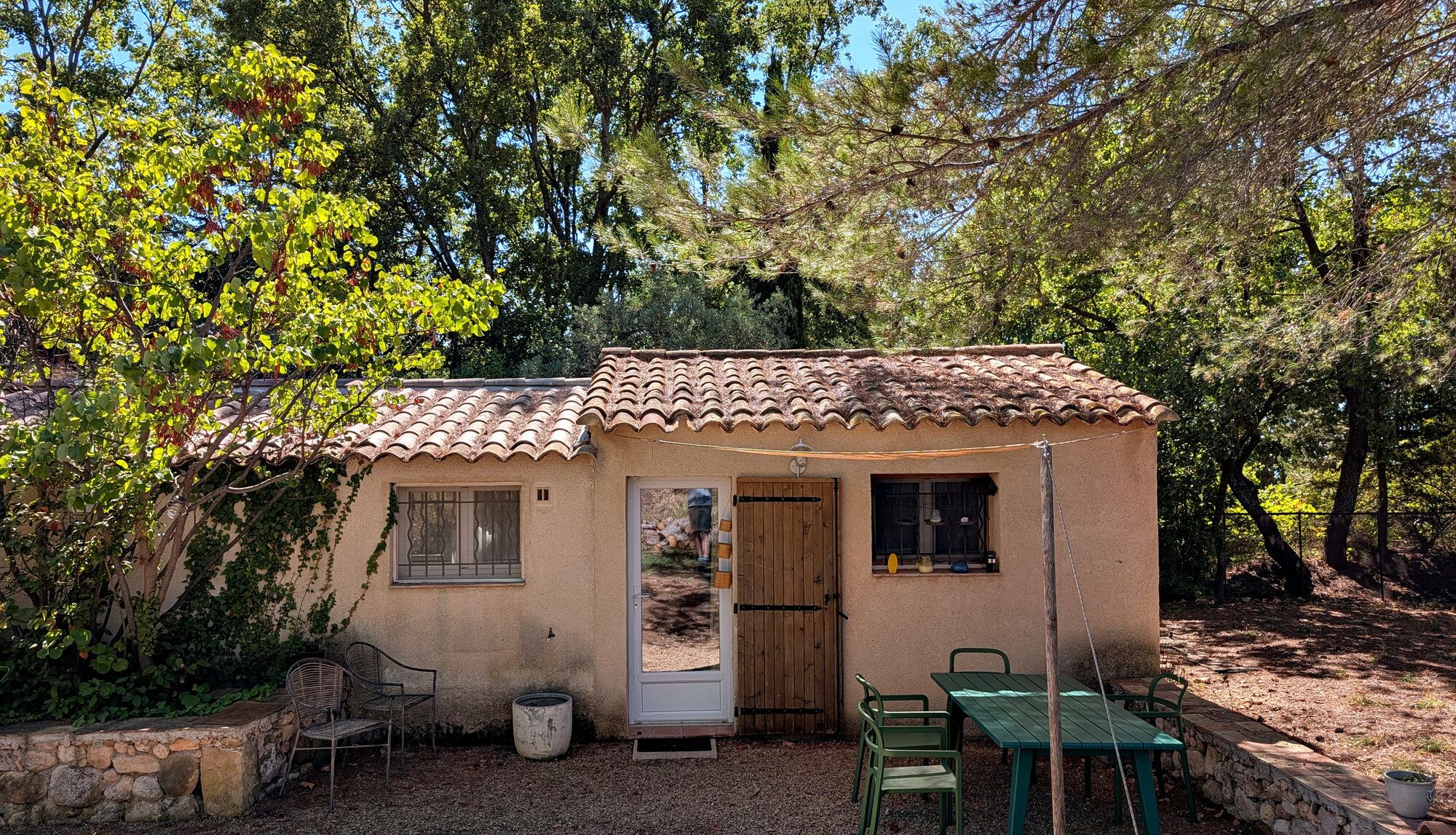 Il s’agit d’un petit bâtiment d’un seul étage, doté d’un toit en tuiles, d’une porte et de fenêtres. À l’extérieur, on trouve des espaces aménagés avec des chaises et des tables.