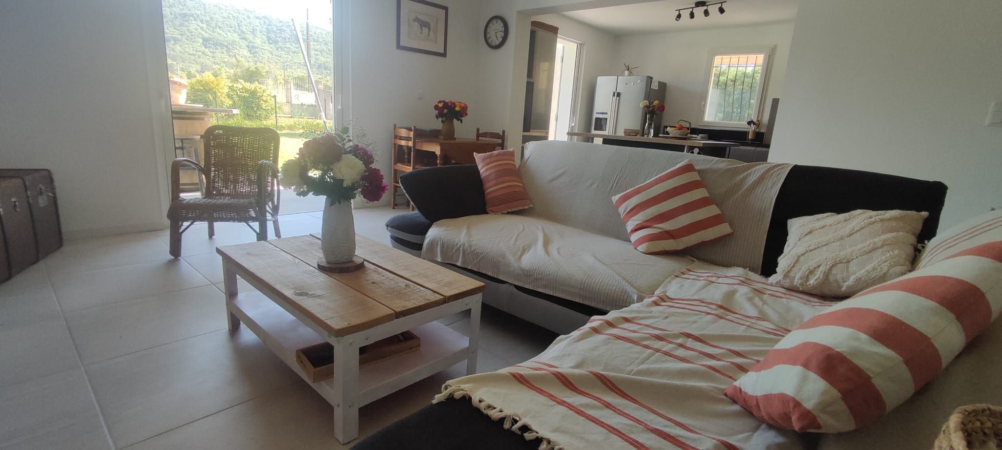 Un salon comprenant un canapé, une table basse et un coin repas avec des chaises et une table.