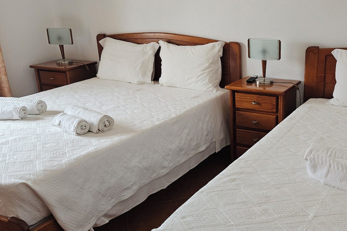 Habitación triple básica, vistas a la ciudad | Wifi gratis