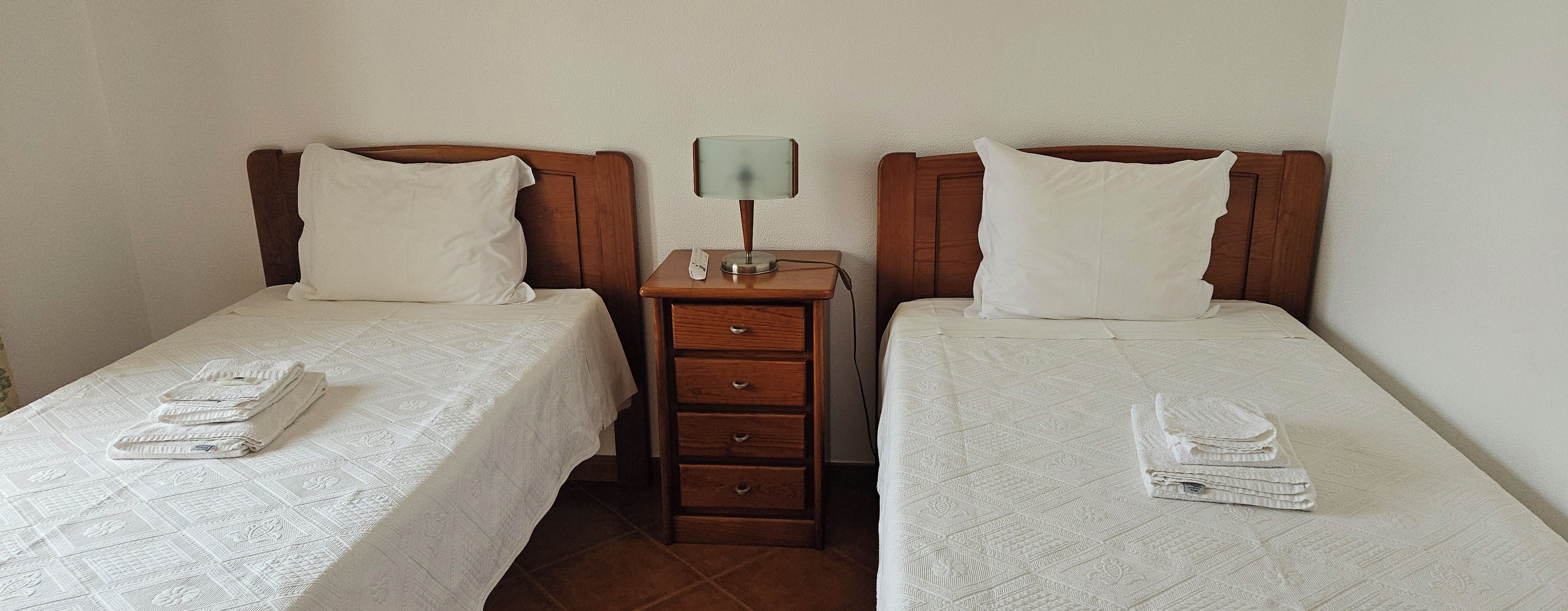 Habitación básica con 1 cama doble o 2 individuales, balcón, vistas a la ciudad | Wifi gratis
