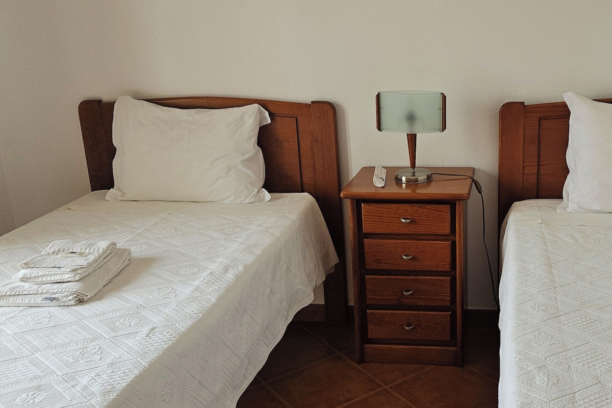 Habitación básica con 1 cama doble o 2 individuales, balcón, vistas a la ciudad | Wifi gratis
