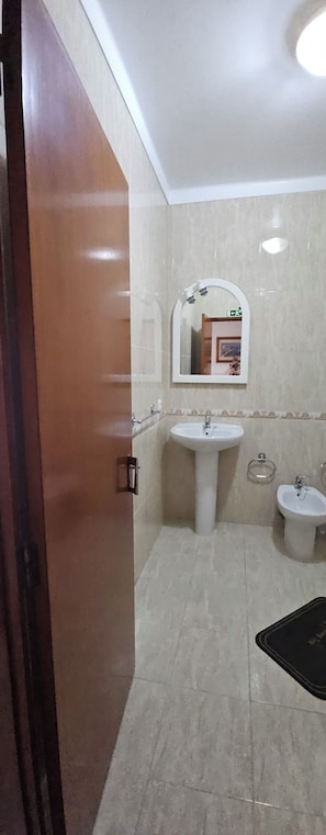 Habitación básica con 1 cama matrimonial o 2 individuales, balcón, vista a la ciudad | Baño | Bidet y toallas