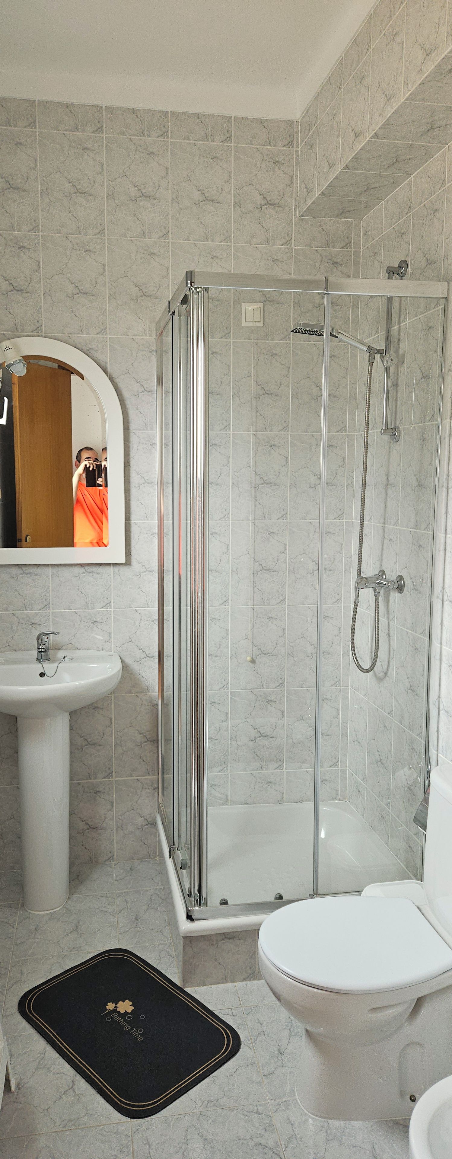 Habitación básica doble | Baño | Bidé y toallas