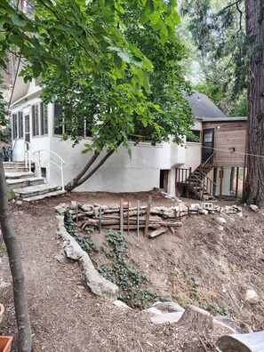 A residential area with a house, a wooden structure, and a tree. - La Finca 1928 w stream in Valley of Moon/Historical 1 Bd 2Bath two-level cabin (Crestline)