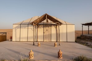 A large, single-story building with a flat roof and a central entrance. - Mirage Agafay Luxury Camp (Sidi Badhaj)