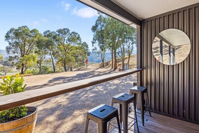 Bella Vista High Country Retreat: Views, Firepit & Pets