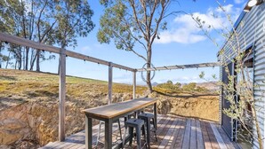 Outdoor dining - Bella Vista High Country Retreat: Views, Firepit & Pets (Bonnie Doon)