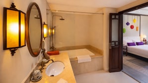 Máy sấy tóc, dép đi trong nhà, khăn tắm 