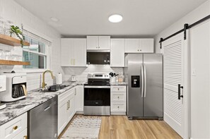 Private kitchen - City Center Charm: Chic 2Bed/1.5BR Townhome (Raleigh)