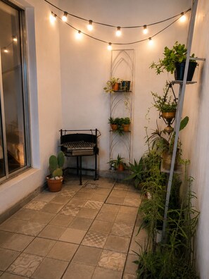 A small patio area with a bench, potted plants, and string lights. - Guest apartment in an unbeatable location in Palermo (Buenos Aires)