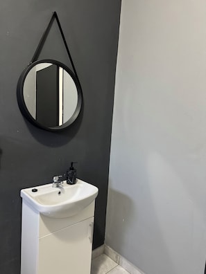 Bathroom - Purple Daisy Inn (Rundu)