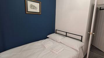 4 bedrooms, iron/ironing board, WiFi (free), bed sheets