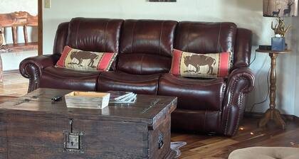 3000 sq. ft. Ranch Home on acreage - Sleeps 12