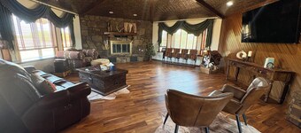 3600 sq. ft. Ranch Home on acreage - Sleeps 12