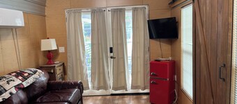 Cozy 1-bedroom Tiny Home on Peaceful Blueberry Farm.