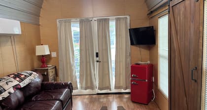 Cozy 1-bedroom Tiny Home on Peaceful Blueberry Farm.