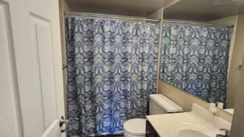 Haartrockner, Handtücher, Seife, Toilettenpapier
