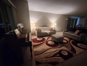 Living area - Cozy Lowertown Getaway (Saint Paul)