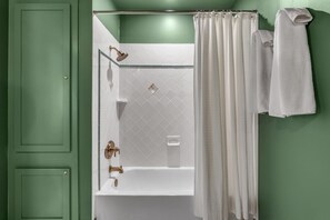 Ein Badezimmer mit Dusche, Badewanne und Toilette.