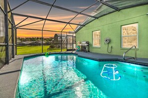 A swimming pool with a view of the sunset, a grill, and a hose. - 5 Beds - Private Pool - 15 Mins to Theme Parks (Davenport)