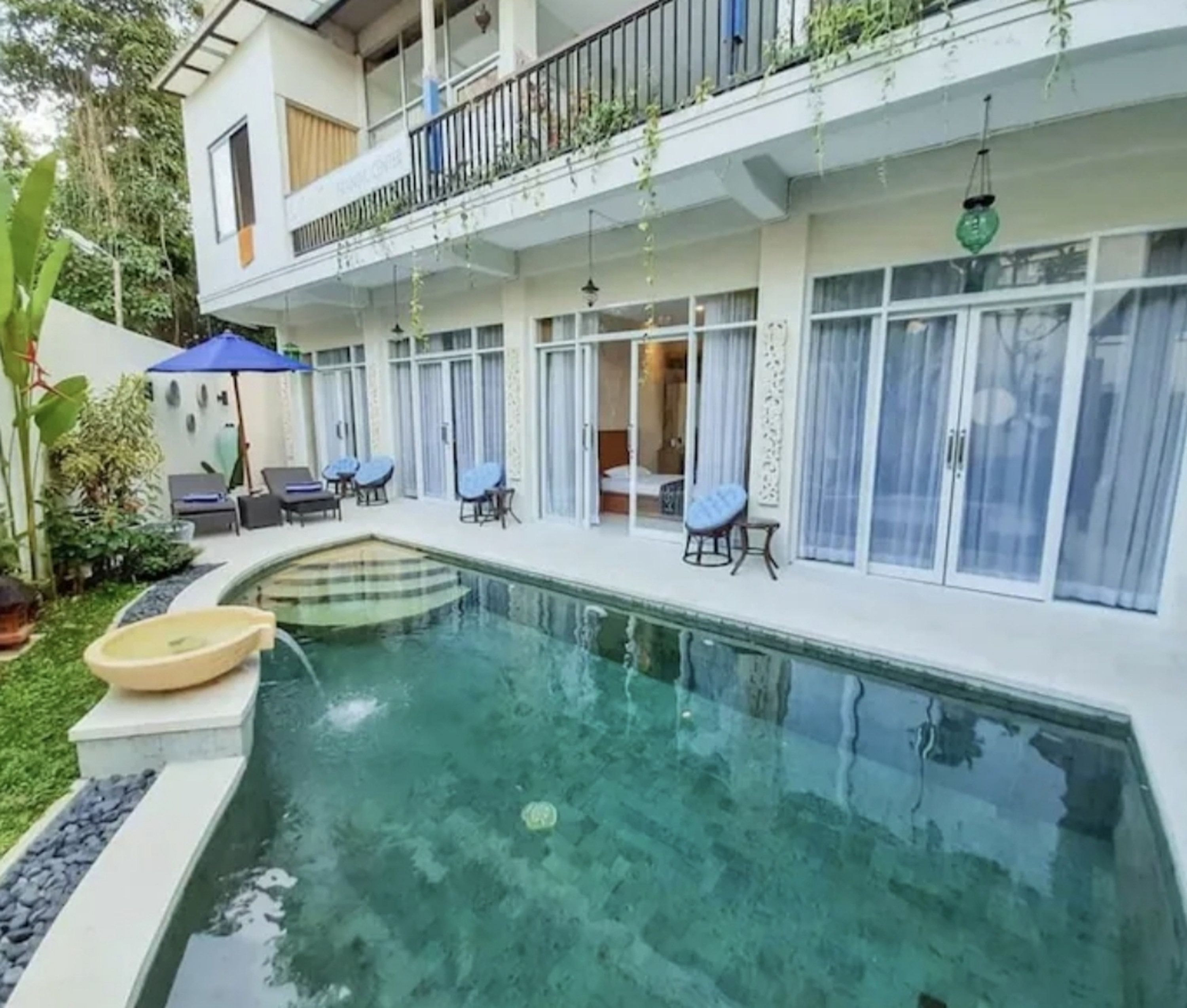 Una piscina al aire libre