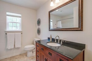 Bathroom - Perfect 4-bedroom house with AC on tranquil Bridgeport Lake with dock (Chico)
