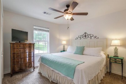 Perfect 4-bedroom house with AC on tranquil Bridgeport Lake with dock