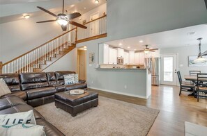 Living area - Perfect 4-bedroom house with AC on tranquil Bridgeport Lake with dock (Chico)