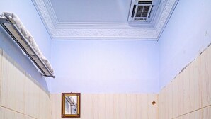 Un baño pequeño con inodoro, lavamanos y espejo.