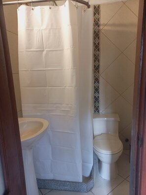Ducha, toallas, jabón, shampoo