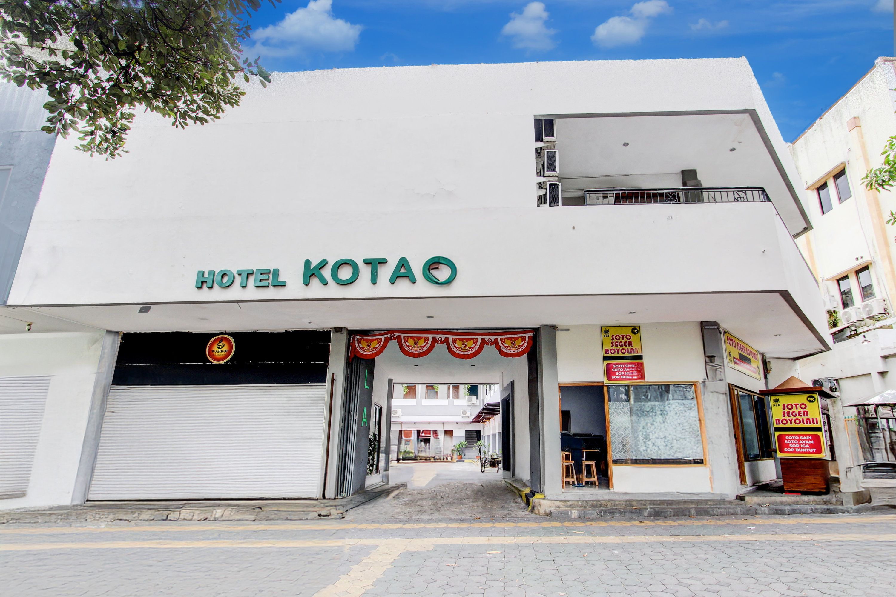 A hotel named 'HOTEL KOTAO' with a visible entrance and a closed garage door.