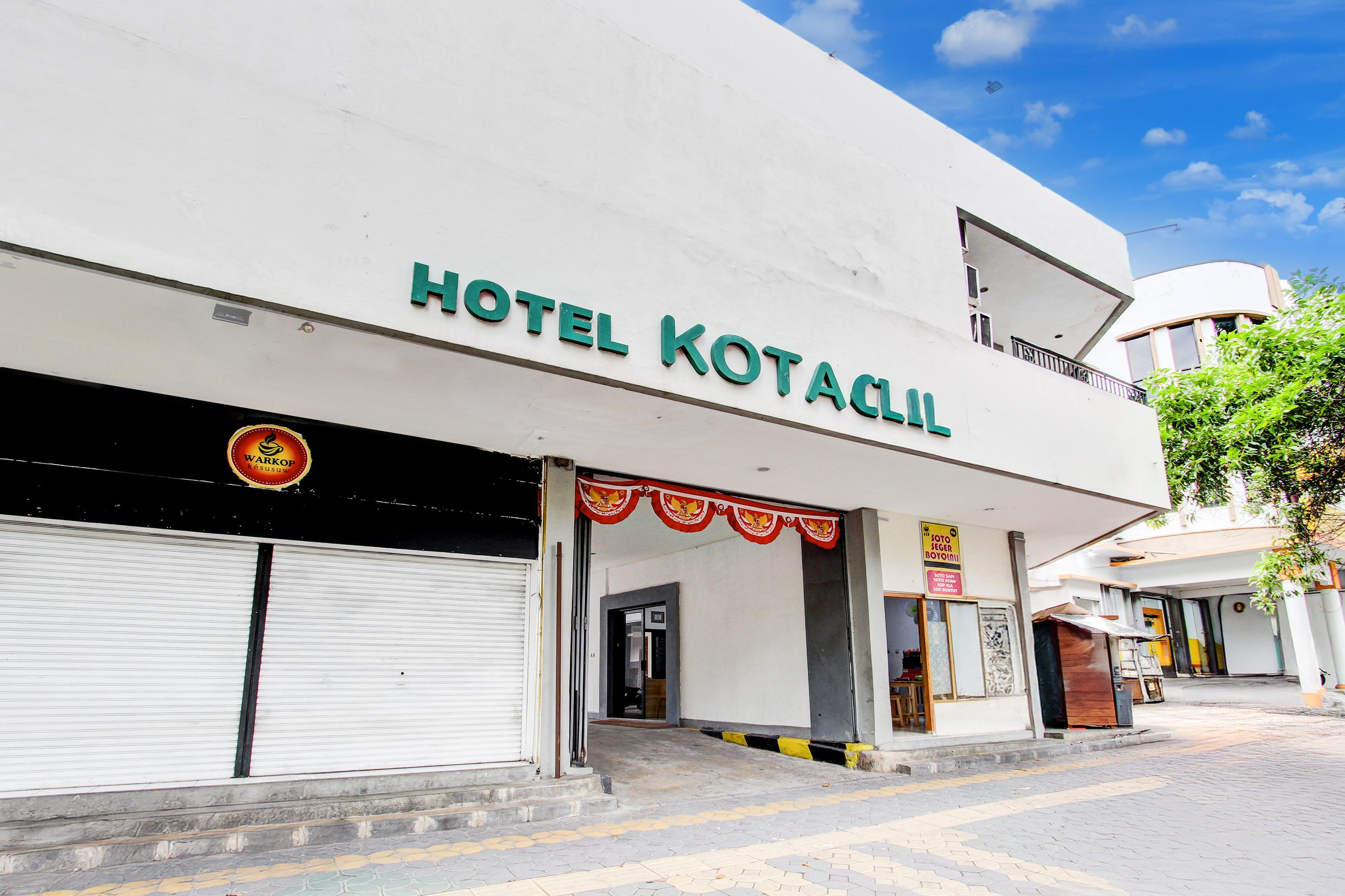Un edificio con un letrero que dice 'HOTEL KOTACIL'.
