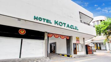 Un edificio con un letrero que dice 'HOTEL KOTACIL'.