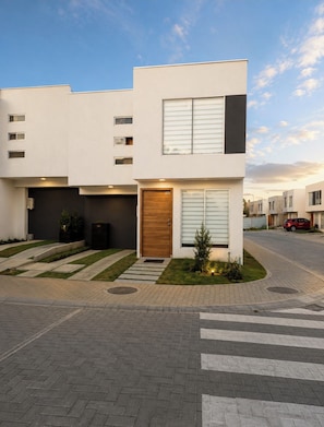 Unclassified image, 2 of 18, button - Entire house near the Quito airport (Quito)