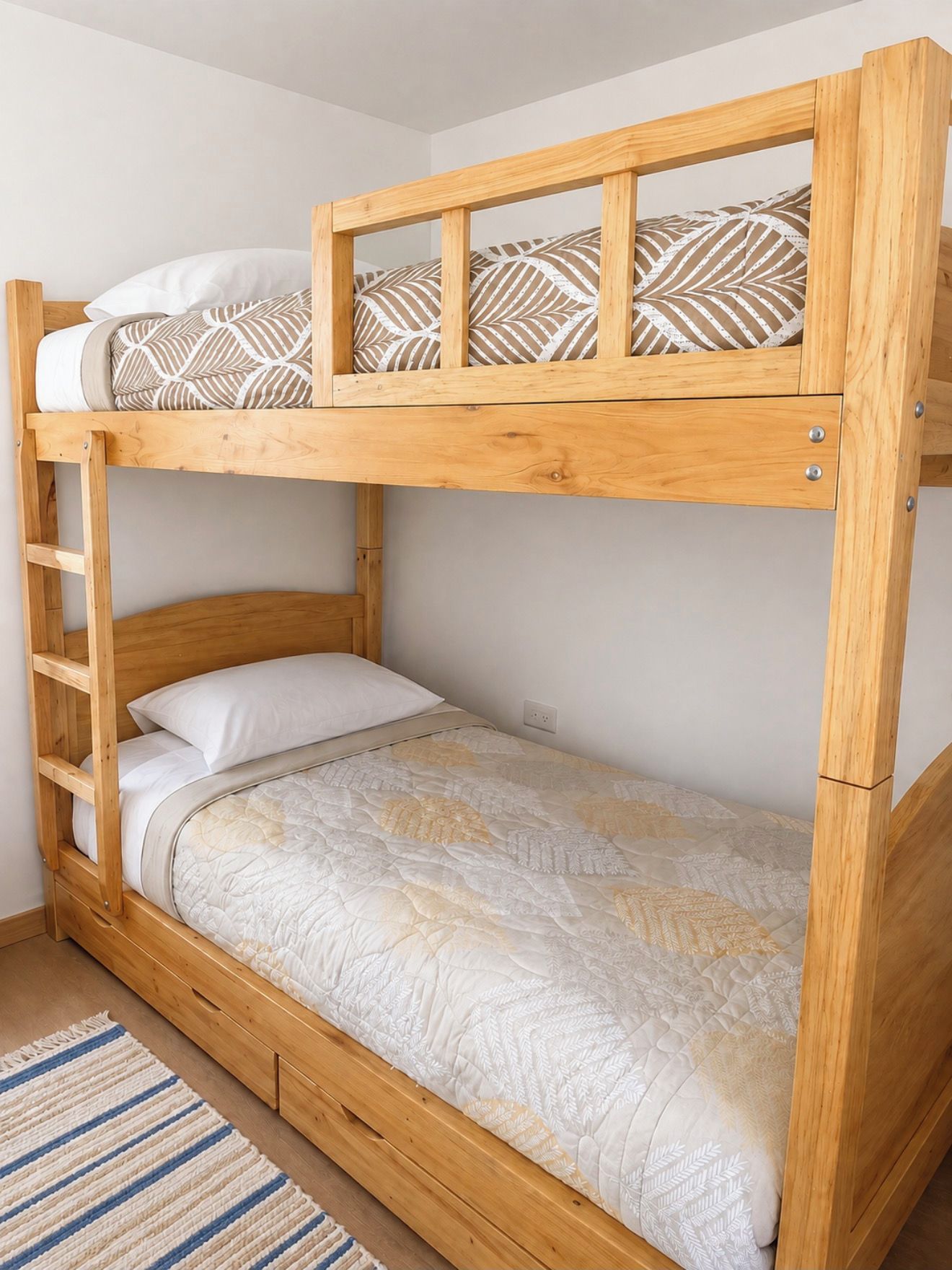 Uma cama beliche com estrutura de madeira, uma cama de solteiro embaixo e uma escada.